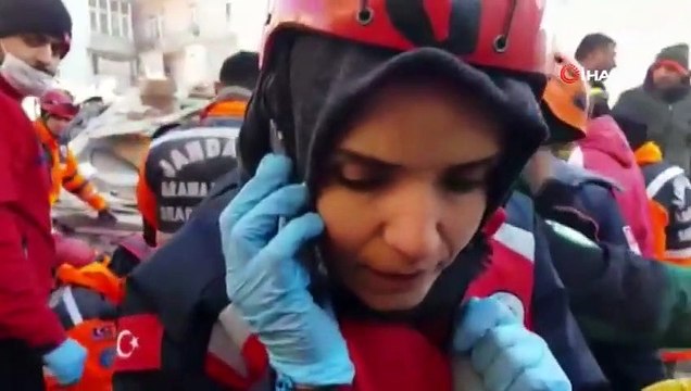 Enkaz Altındaki Azize Çelik ile Telefonla Görüşmesi Kameraya Böyle Yansıd