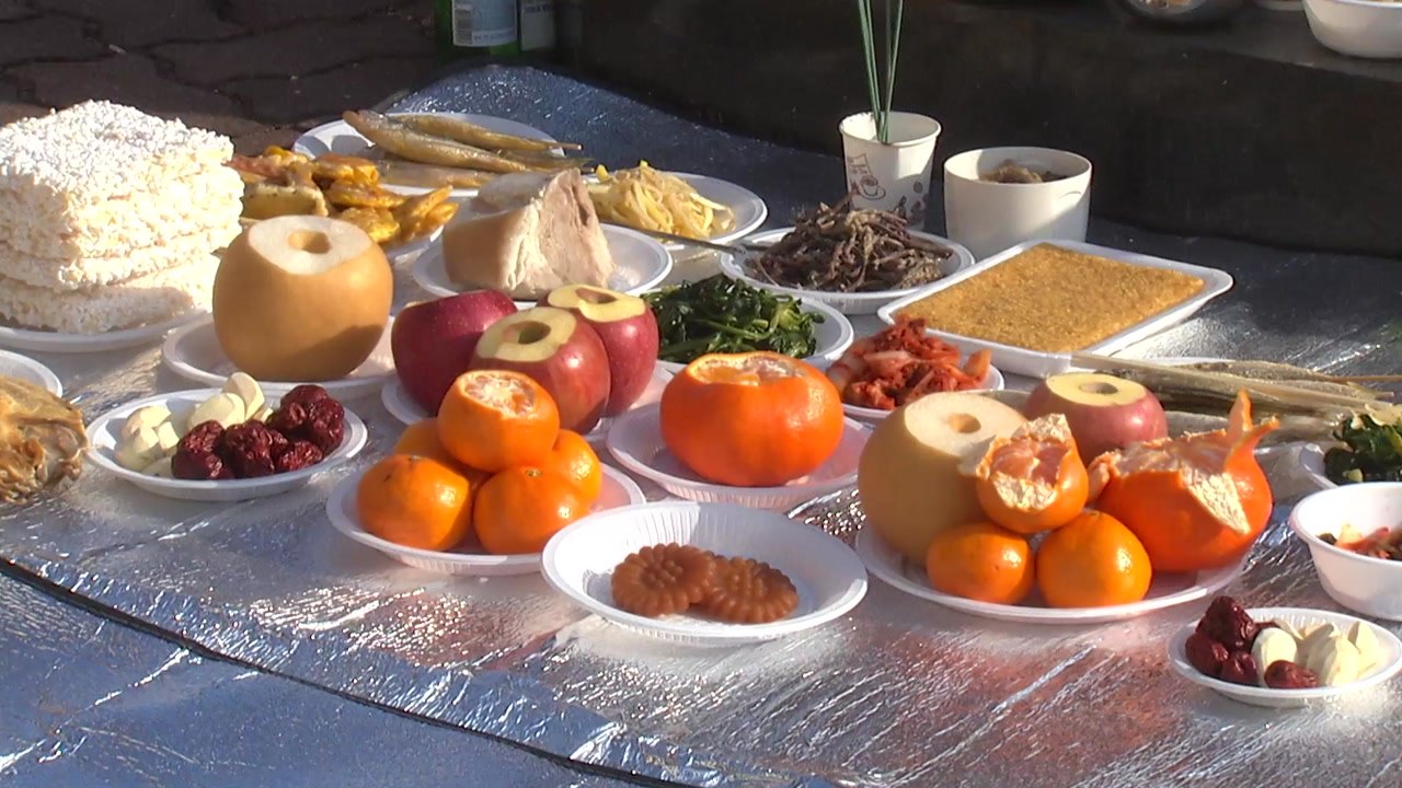 "그리운 가족" 설 맞아 성묘객 북적...실향민 합동 차례도 / YTN