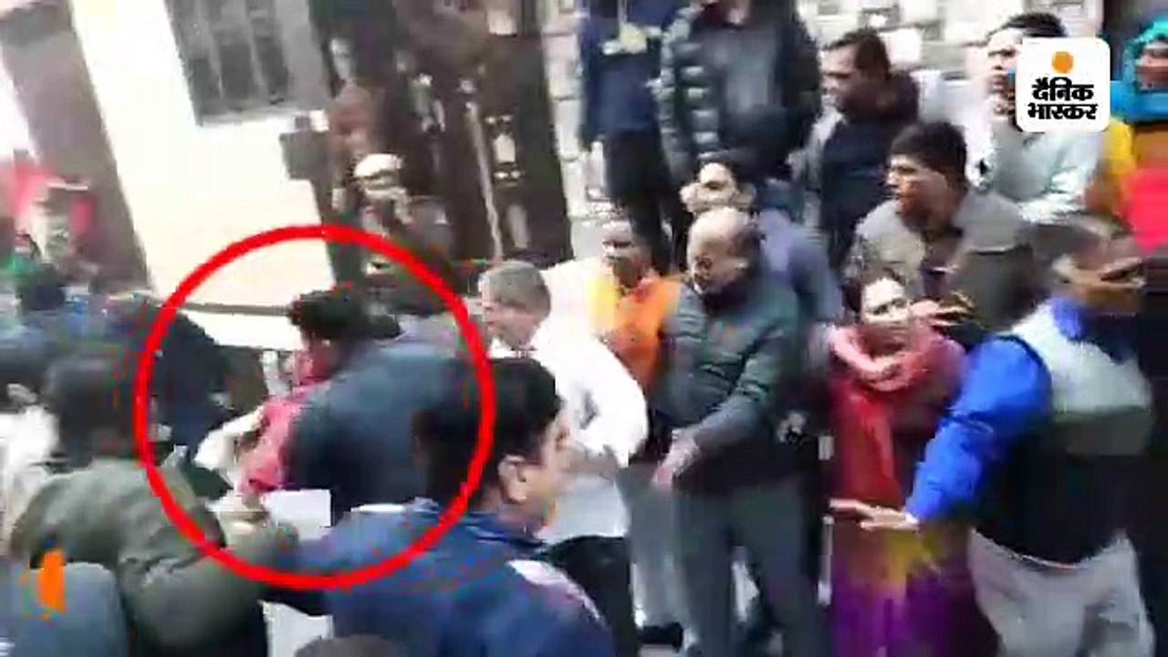 दिल्ली के भजनपुरा इलाके में निर्माणाधीन इमारत ग...