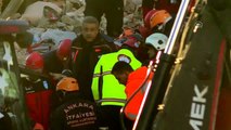 Depremde yıkılan binanın enkazından bir kadın 19 saat sonra sağ çıkarıldı (1)