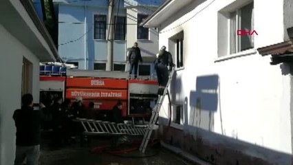 Bursa yangını söndüren itfaiye erinin başına merdiven düştü