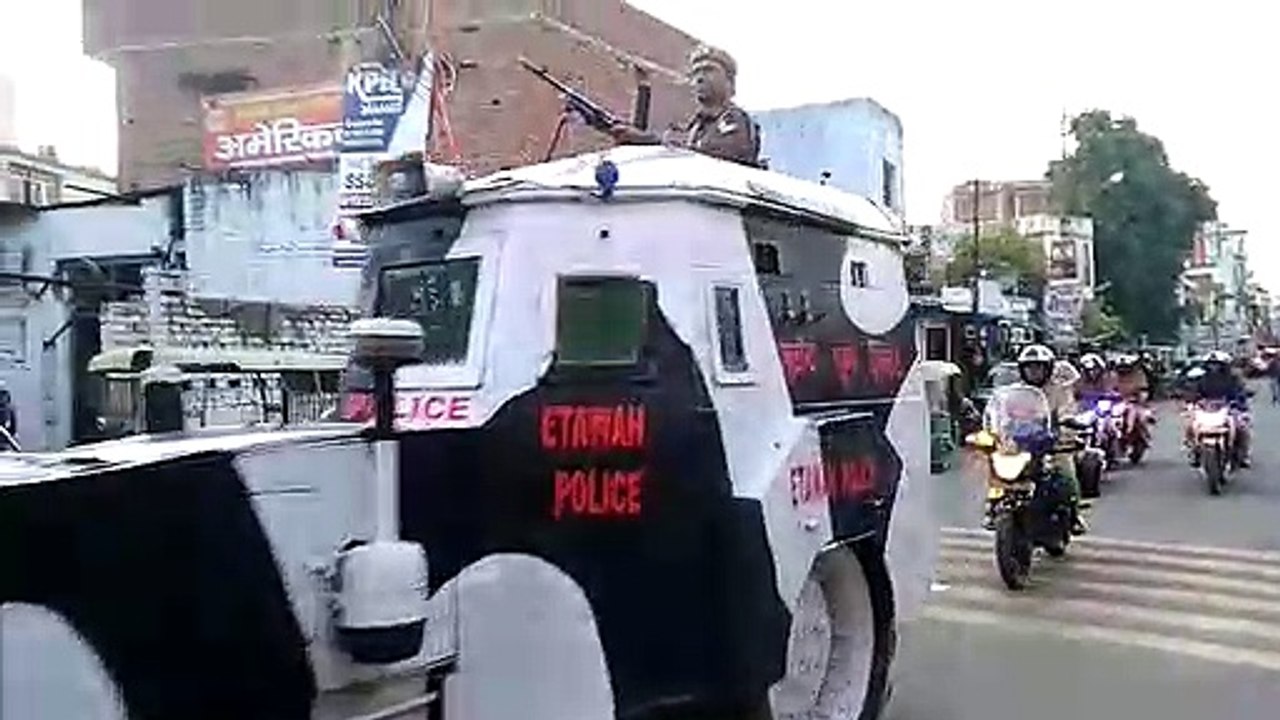 इटावा में निकाला गया फ्लैग मार्च, असामाजिक तत्वों पर होगी सख्त कार्यवाही