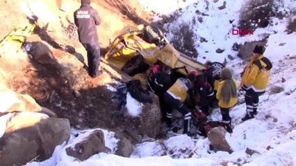 Sivas'ta, taksi şarampole devrildi: 2 ölü, 1 yaralı