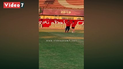 جلسة مطولة بين فايلر وشريف إكرامي في مران الأهلي قبل مواجهة النجم