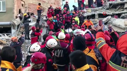 Enkazdan 8 kişi kurtarıldı 1 kişi hayatını kaybetti