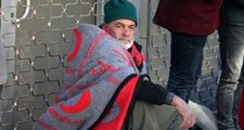 70 yaşındaki Ali Yılmaz enkaz başında oğlu, gelini ve torunlarının çıkarılmasını bekliyor