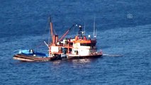 Ayvacık'ta karaya oturan teknedeki balıkçılar kurtarıldı