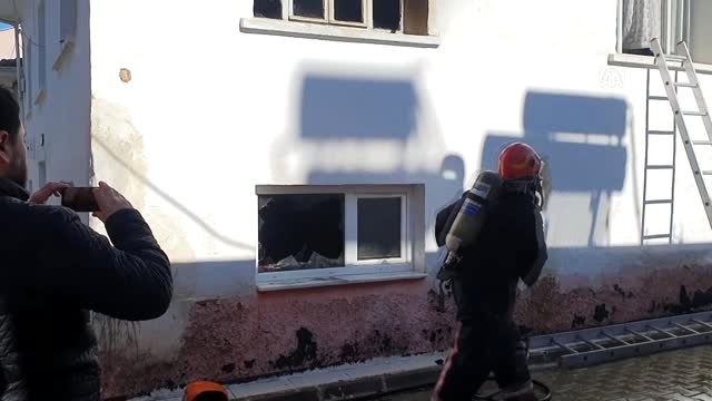 İki katlı ahşap evde çıkan yangın itfaiye ekiplerince söndürüldü