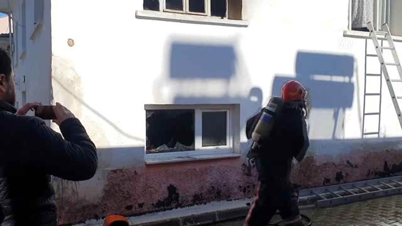 İki katlı ahşap evde çıkan yangın itfaiye ekiplerince söndürüldü