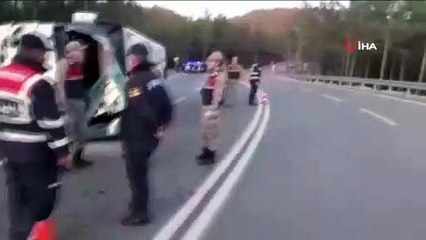 Hafif ticari araçla minibüs çarpıştı: 26 yaralı