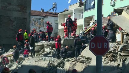 Turquía busca supervivientes de terremoto que deja más de mil heridos