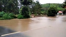 Água de enchente atravessa ES 164 em São Paulo de Aracê, Domingos Martins
