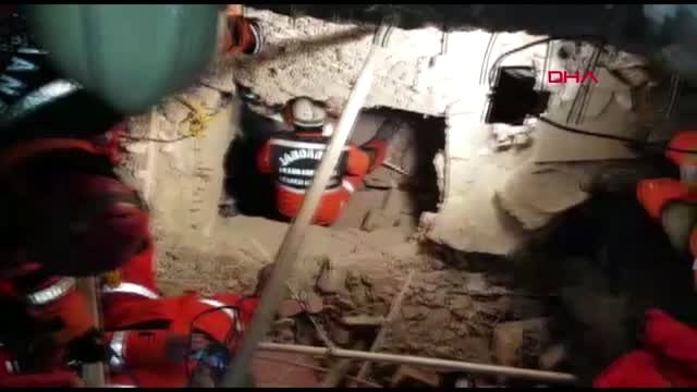 Enkaz altındaki 2 buçuk yaşındaki busenur'un mucize gibi kurtarılma anı