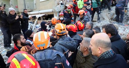 Elazığ'da depremden 24 saat sonra enkazdan 2.5 yaşındaki bir çocuk çıkarıldı