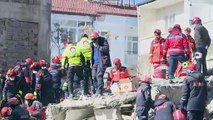 رجال الإنقاذ يبحثون عن ناجين بعد زلزال أودى ب 22 شخصًا في شرق تركيا