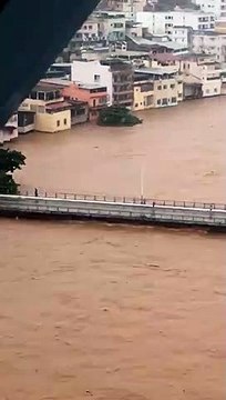 Rio Itapemirim transborda, em Cachoeiro do Itapemirim