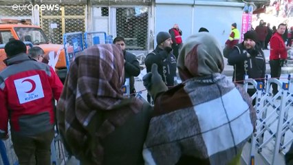 Keresik a túlélőket a törökországi földrengés helyszínén