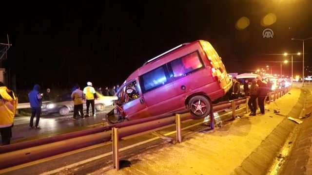 İki kamyonetin çarpışması sonucu 1 kişi öldü, 8 kişi yaralandı