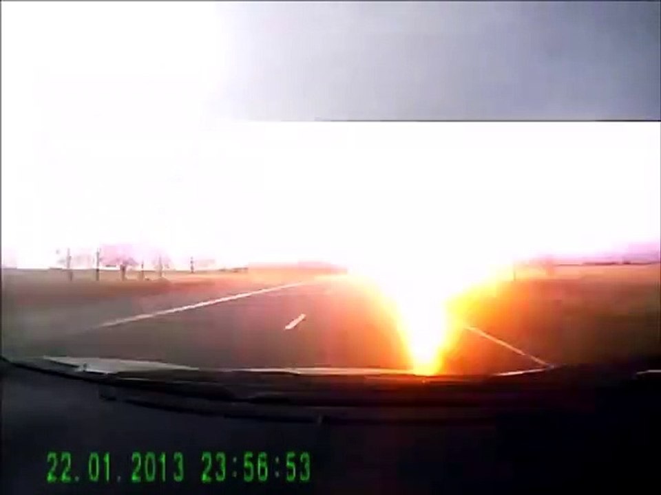 La foudre détruit un arbre en bord de route