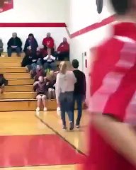 Une pom-pom girl et un gymnaste se lancent un défi