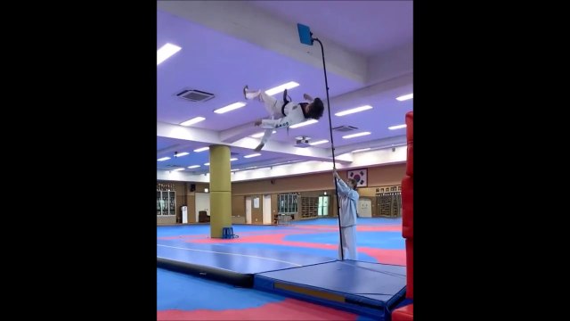 Regardez à quelle hauteur saute ce jeune champion de taekwondo