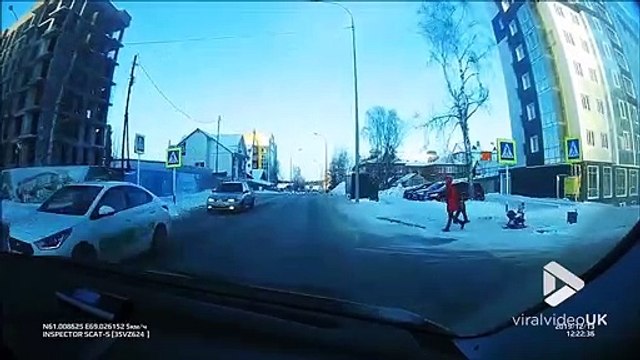 Cette maman va perdre ses enfants au milieu de la route... oups