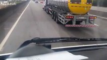 Ce camion avance.. en poussant une voiture sur l'autoroute !