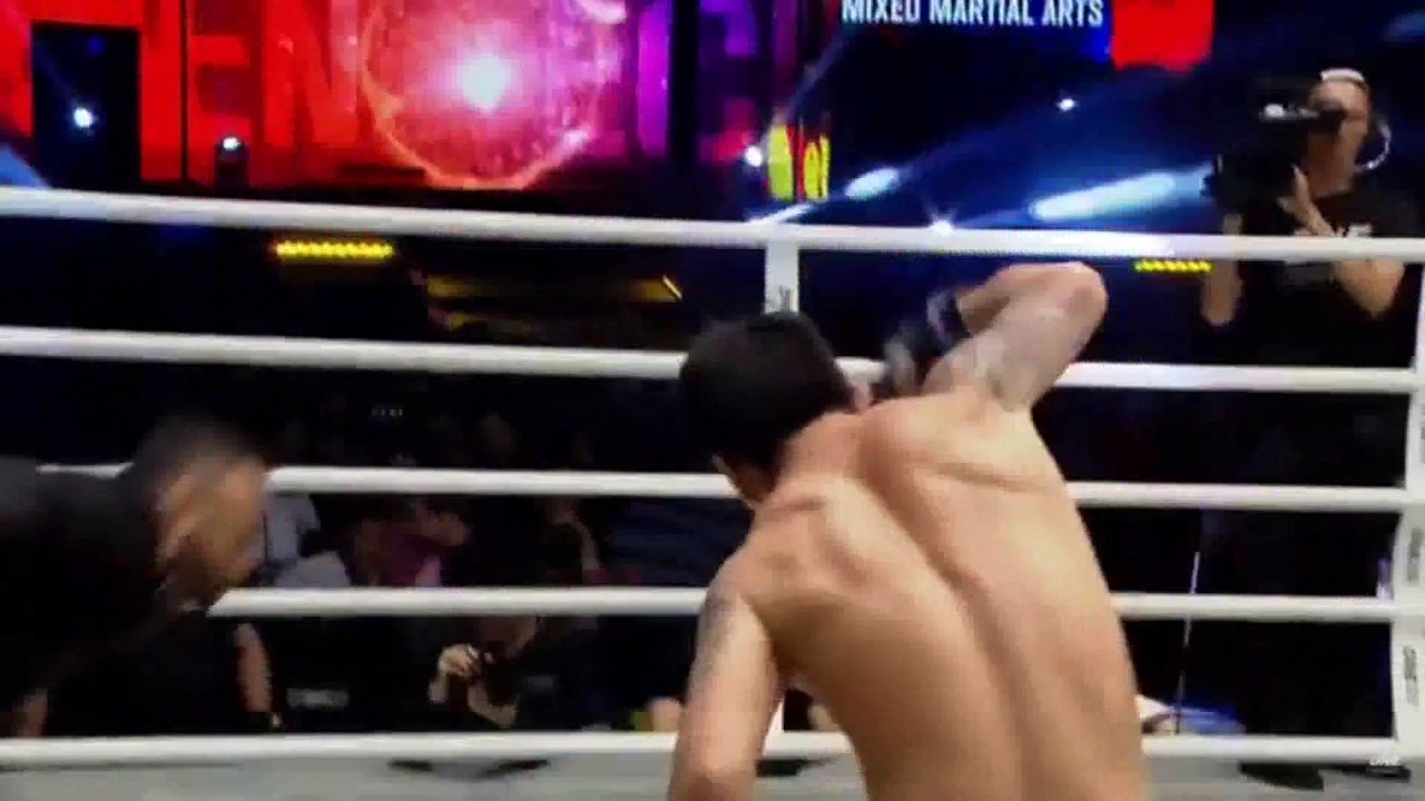 Juiz leva chave de perna em luta de MMA na Tailândia