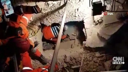 Mucize! 2,5 yaşındaki Nüsra enkazdan çıkarıldı