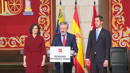 Lectura del decreto que entrega la Medalla Internacional a Guaidó