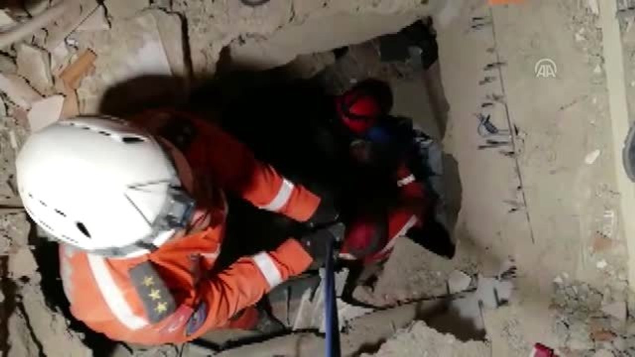 Enkaz altından yükselen ses, jandarma ekiplerini harekete geçirdi - Ayşe Yıldız kurtarıldı