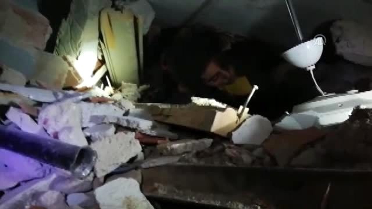 Enkaz altından yükselen ses, jandarma ekiplerini harekete geçirdi - Ayşe Yıldız kurtarıldı (2)