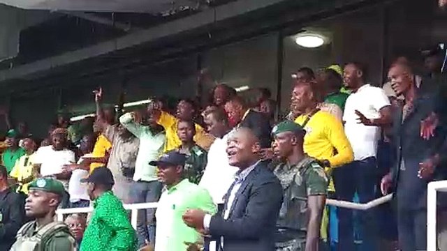 COMME TOUT SUPPORTERS LE GÉNÉRAL AMISI CHANTE ET ENCOURAGE V. CLUB AU STADE CONTRE JS KABYLIE |SUIVEZ
