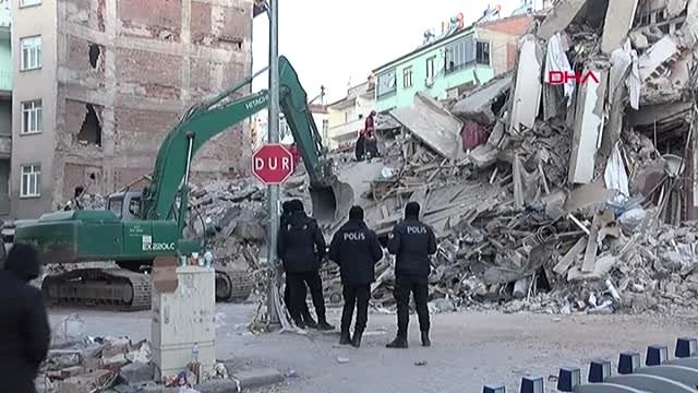 Mustafa paşa mahallesi'nde ekiplerin arama-kurtarma çalışmaları