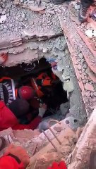 Bu ne güzel bir iman böyle! Saatlerdir enkaz altında kaldı çıkmak için başörtüsünü istedi