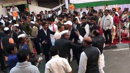 सीएम के आने से पहले कार्यक्रम में भिड़े कांग्रेसी, चले लात- घूंसे