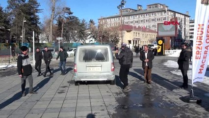 Erzurum depremzedelere iki koyununu gönderdi