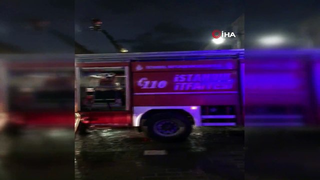 Gaziosmanpaşa'da 4 katlı bir apartmanın çatısı alev alev yandı