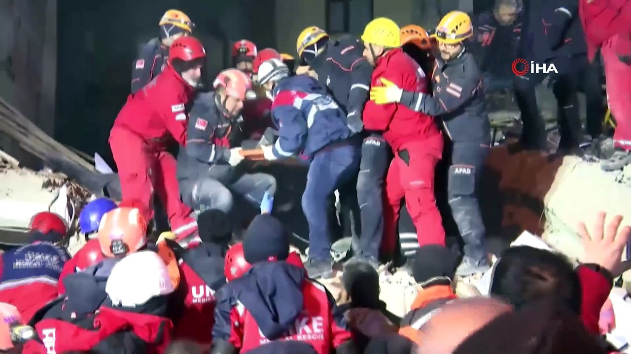 Enkazdan sağ çıkarılmayı anlatan muhabir izleyenleri duygulandırdı