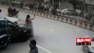Funny Incident Happened With Girl Taking Selfies On Road in India