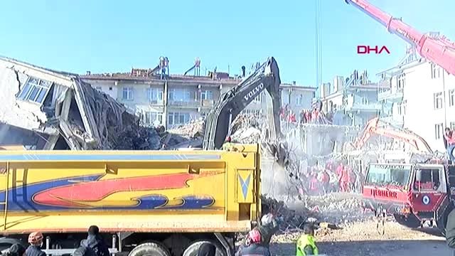 Sürsürü mahallesi'nde ekiplerin arama-kurtarma çalışmaları devam ediyor-1