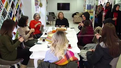 Kadınlar, ihtiyaç sahibi çocuklara atkı ve bere ördü