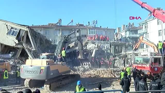 Sürsürü mahallesi'nde ekiplerin arama-kurtarma çalışmaları devam ediyor-3