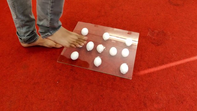 कितने Eggs इंसान का वजन उठा लेंगे !! Eggs Weight Lifting Power Experiment || Human (Weight) ON Eggs # MR SGR HECKER