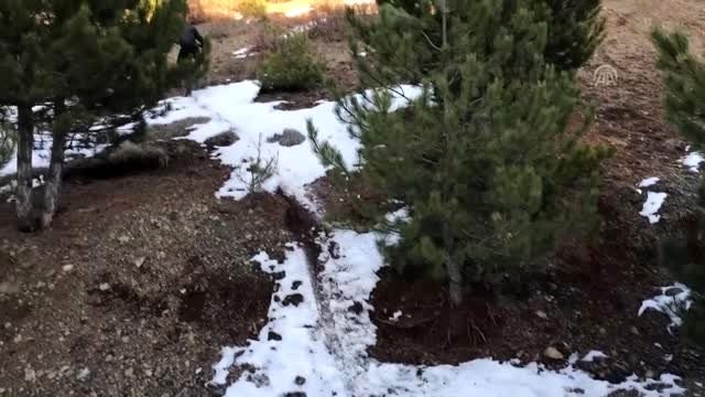 Enduro motosiklet tutkunları karlı zeminde sürüş yaptı