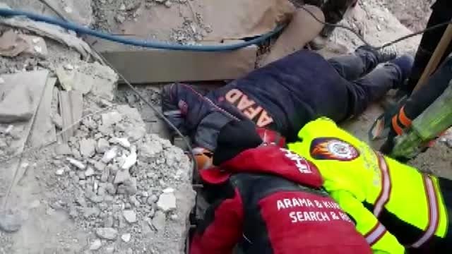 Arama kurtarma ekiplerinin enkaz altında kalan vatandaşla irtibatı kamerada