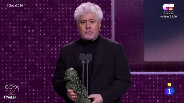 Pedro Almodóvar haciendo la pelota a Pedro Sánchez