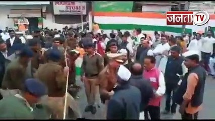 #INDORE में झंडा फहराने के दौरान भिड़े कांग्रेसी नेता,एक दूसरे को जमकर जड़े थप्पड़