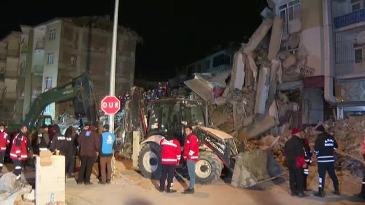 Turquía se vuelca en las labores de rescate tras el devastador terremoto de magnitud 6,8