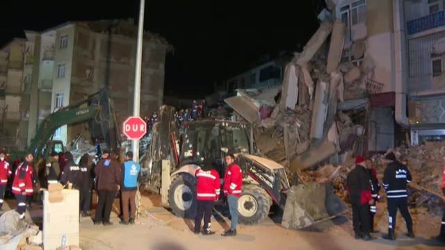 Turquía se vuelca en las labores de rescate tras el devastador terremoto de magnitud 6,8